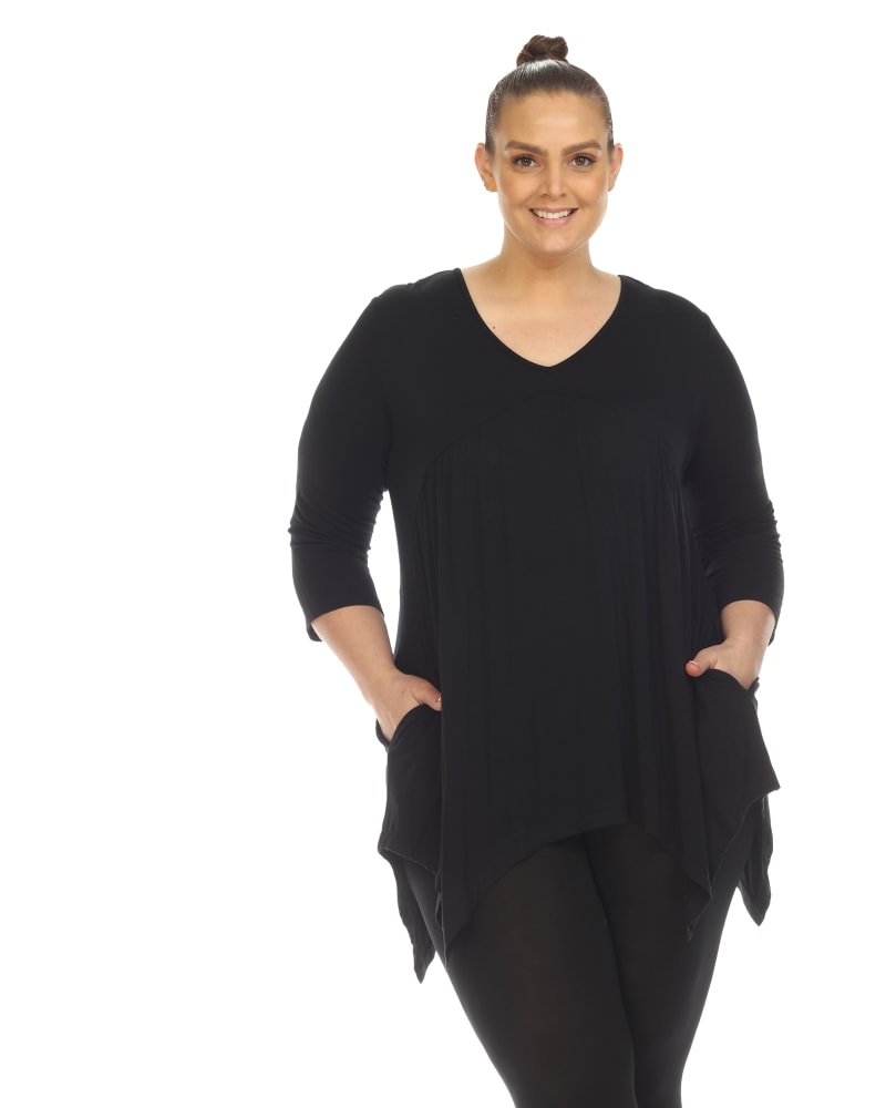 Front of a model wearing a size 1X White Mark Empire Waist V-Neck Tunic Top in Black by White Mark. | dia_product_style_image_id:291190